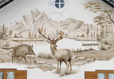 Fassadenbemalung, Motiv: Landschaftsbild mit Bergen, See, Hirsch und Wildschwein 