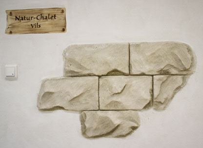 Modellierte Steinbloecke auf Wand