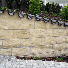 Steinmauer-Imitation aus Kunstfels auf Gartenmauer