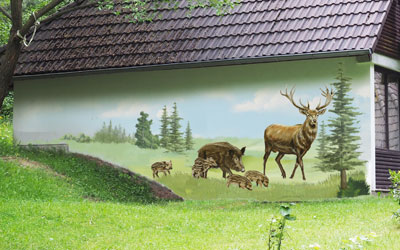 Lüftlmalerei auf Haus-Seite; Motiv: Jagdmalerei mit Fichten, Wiesen, Wildschweinen mit Frischlingen und Hirsch