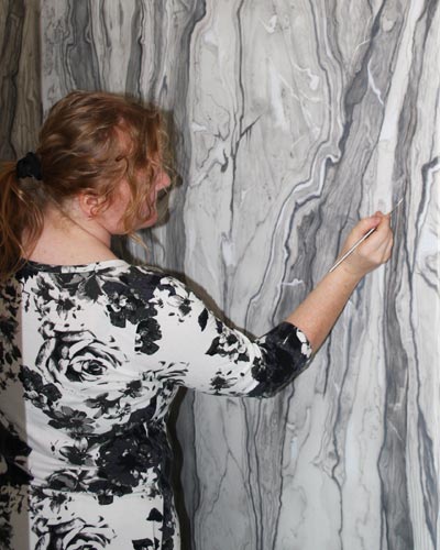 Marmorierte Duschwand in Arabescato