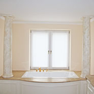 Marmorsäulen in Travertin im Badezimmer Marmorsäulen Travertin