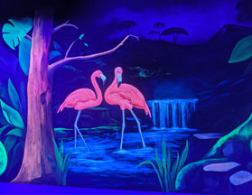 UV-Malerei, Motiv: Zwei Flamingos stehen im Wasser, im Hintergrund ein Wasserfall