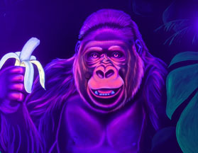 UV-Malerei, Motiv: Lachender Gorilla mit Banane in der Hand