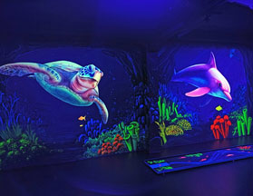 UV-Malerei, Motiv: Meeresschildkröte taucht mit Delfin