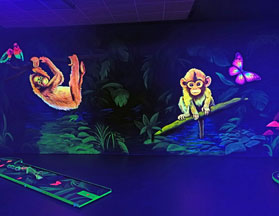UV-Malerei, Motiv: Orang-Utan mit Baby, die an Ästen hängen