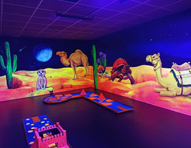 UV-Malerei, Motiv: Wüste mit Erdmännchen, zwei Kamelen, Schildkröte und Chamäleon