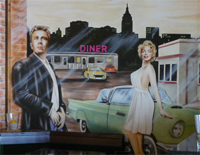 Marilyn Monroe und James Dean mit Ford Thunderbird