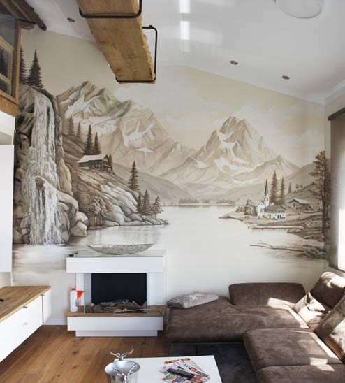 Wandmalerei im Wohnzimmer einer Ferienwohnung, Motiv: Berglandschaft mit Bergsee und Wasserfall
